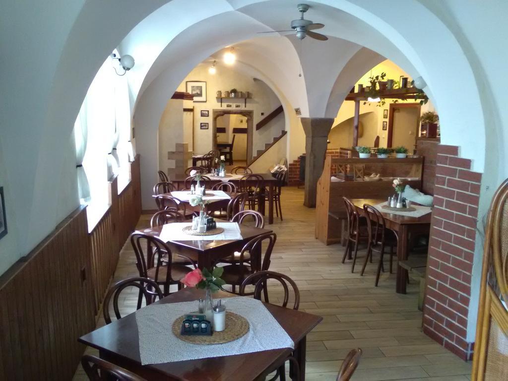 Penzion A Restaurace Modra Ruze Табор Екстериор снимка