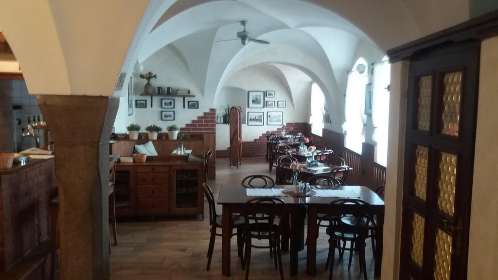 Penzion A Restaurace Modra Ruze Табор Екстериор снимка