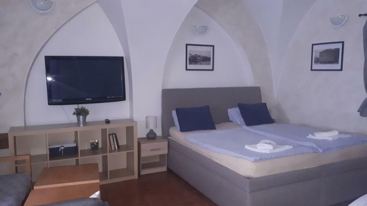 Penzion A Restaurace Modra Ruze Табор Екстериор снимка
